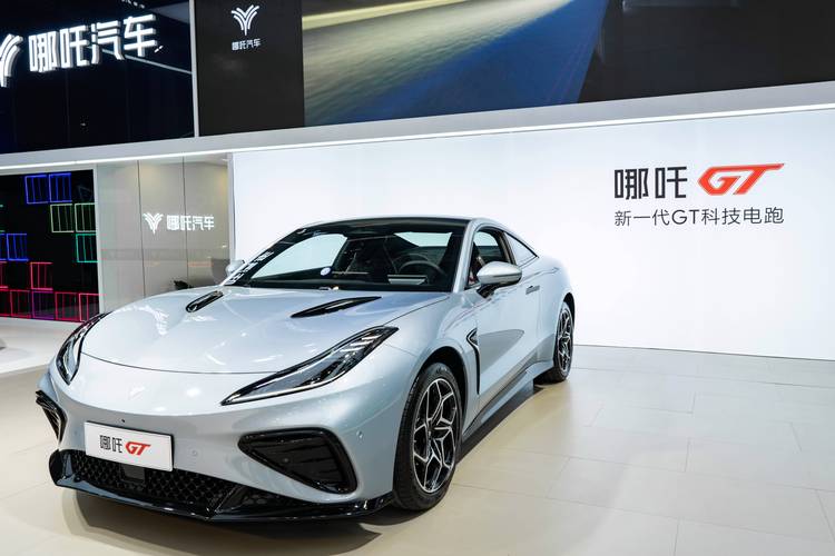 东莞350哪吒汽车在智能汽车领域的表现，领途汽车在新能源汽车市场中的影响力